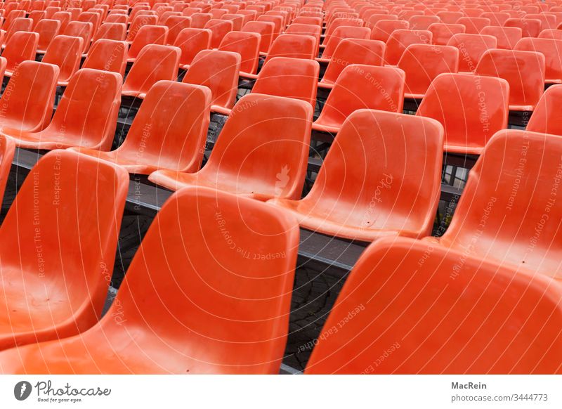 Rote Sitzreihen sitze sitzreihen sitzstühle sitzplätze sitzsplatz rot leer nicht besetzt frei plätze veranstaltung niemand textfreiraum besucher