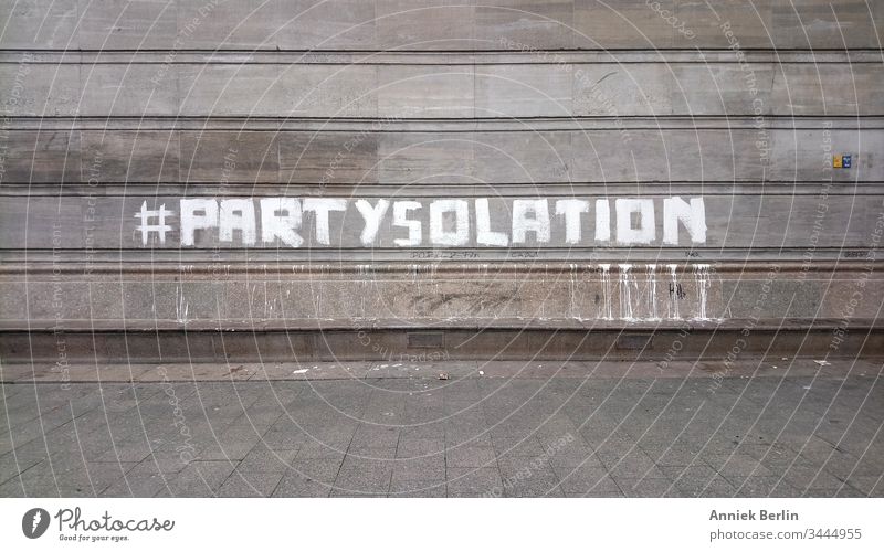 #Partysolation Graffiti Berlin Haus Wand Grau Corona Coronavirus Pandemie Stadt Prävention Infektion ansteckend Isolation Quarantäne 2020 Schrift COVID-2019