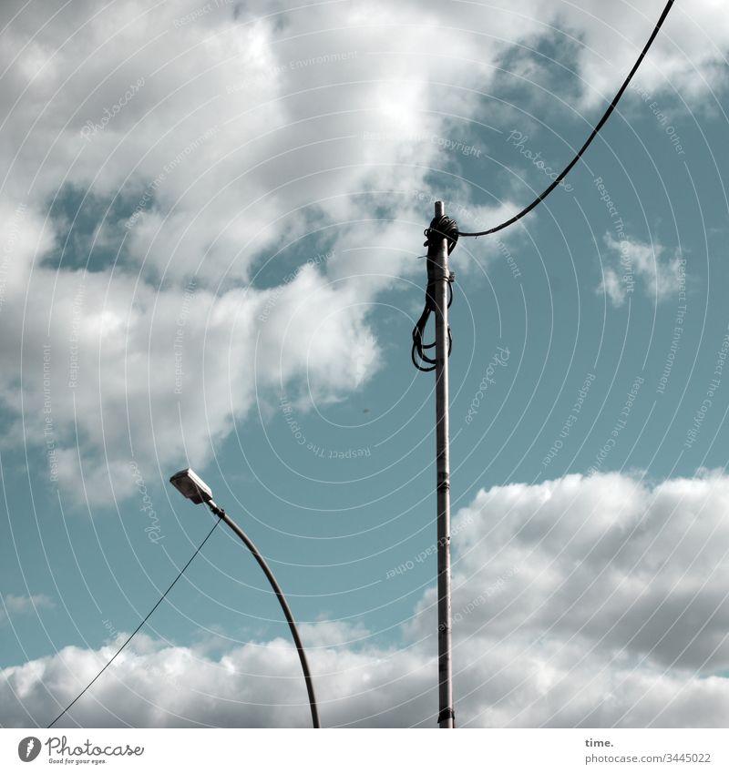 Seilschaften #35 laterne mast kabel baustelle himmel wolken zwei behelf hängen versorgung leitung strom gebogen senkrecht