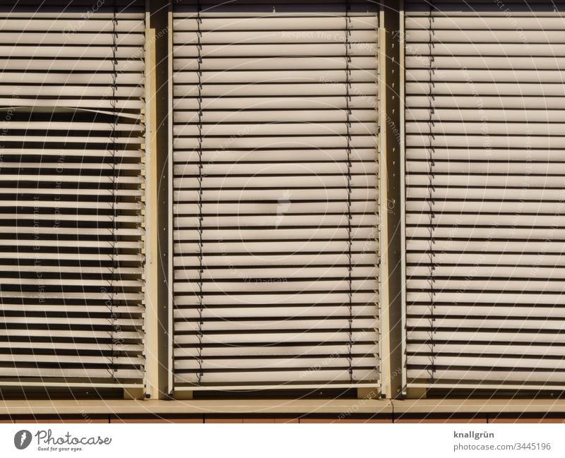 Dreiteiliges Fenster mit schmutziger Alu-Jalousie Schutz Linie Außenaufnahme geschlossen dreckig Strukturen & Formen Lamellenjalousie schief Farbfoto