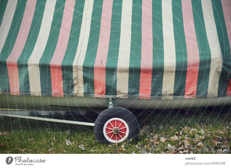 Verpackte Fregatte Linien Abdeckung abstrakt Muster grün rot rosa Anhänger Boot Segelboot verpackt eingepackt eingemottet Rad rund Gummireifen Parkplatz Deko