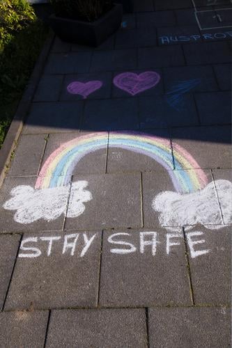 Appell an die Vernunft: mit Kreide gemalter Regenbogen und Herzen "Stay Safe" Glück Malerei Gesundheit Virus-Ausbreitung Pandemie - Krankheit Hoffnung Wunsch