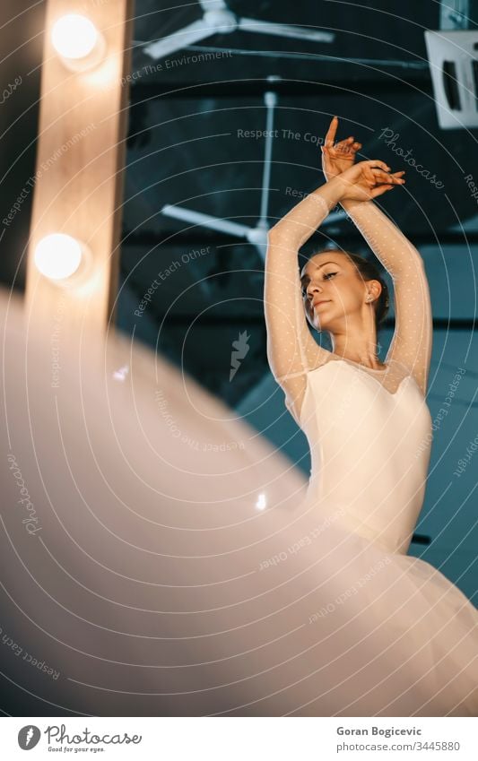 Elegante Ballerina in weißem Kleid tanzt im Studio Aktion Erwachsener attraktiv Hintergrund Gleichgewicht Balletttänzer Körper Choreographie klassisch Klassik