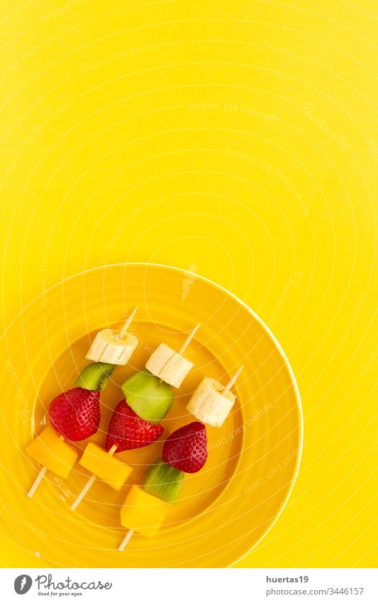 Gesunde Obstspieße von oben Frucht Lebensmittel Hintergrund Snack Ansicht Top Dessert Teller Sommer Picknick Spieße Banane Kiwi erdbeeren Mango roh Textfreiraum
