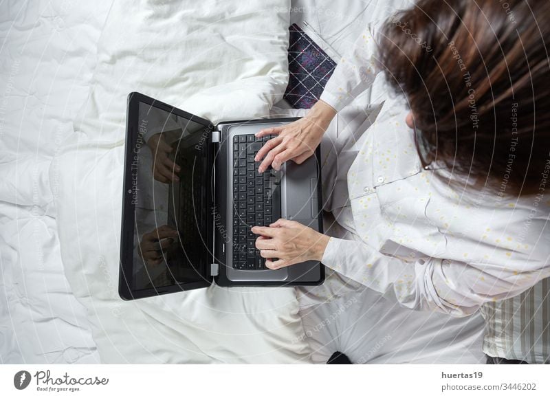 Erwachsene Frau arbeitet zu Hause in Pijama heimwärts Laptop Technik & Technologie Arbeit Computer Menschen Person Schoßdeckel Erwachsener Business Lifestyle