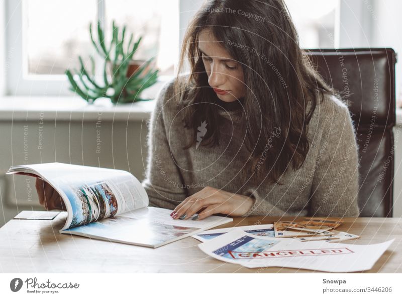 Frau liest Reisemagazin nach Flugannullierung und Entschädigung Magazin Menschen schön Mädchen Lifestyle Person jung lässig Freizeit Erwachsener attraktiv lesen