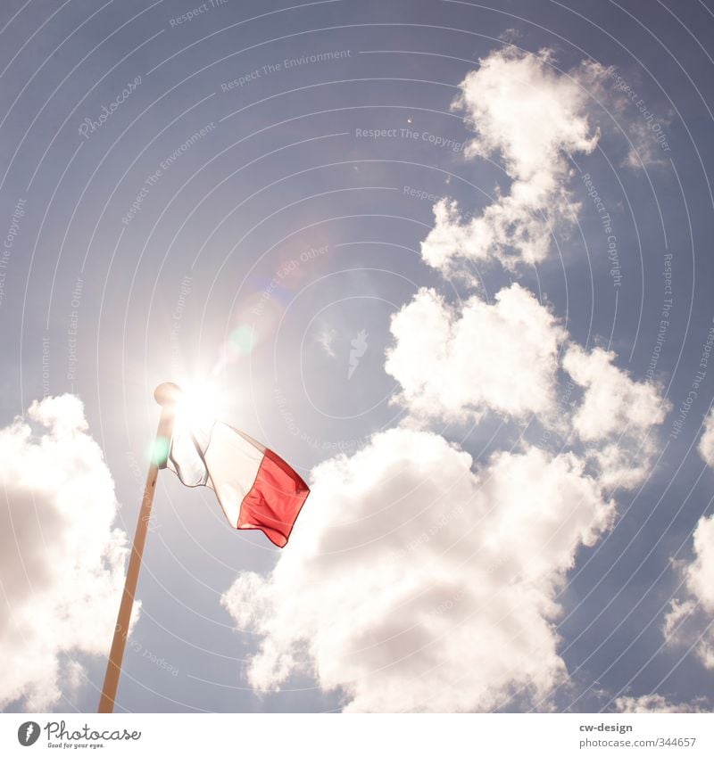 HEUTE: Gründungstag von Andorra Himmel Wolken Sonne Sonnenlicht Sommer Schönes Wetter Stadt Fahne Ferien & Urlaub & Reisen blau rot weiß Sehnsucht Heimweh