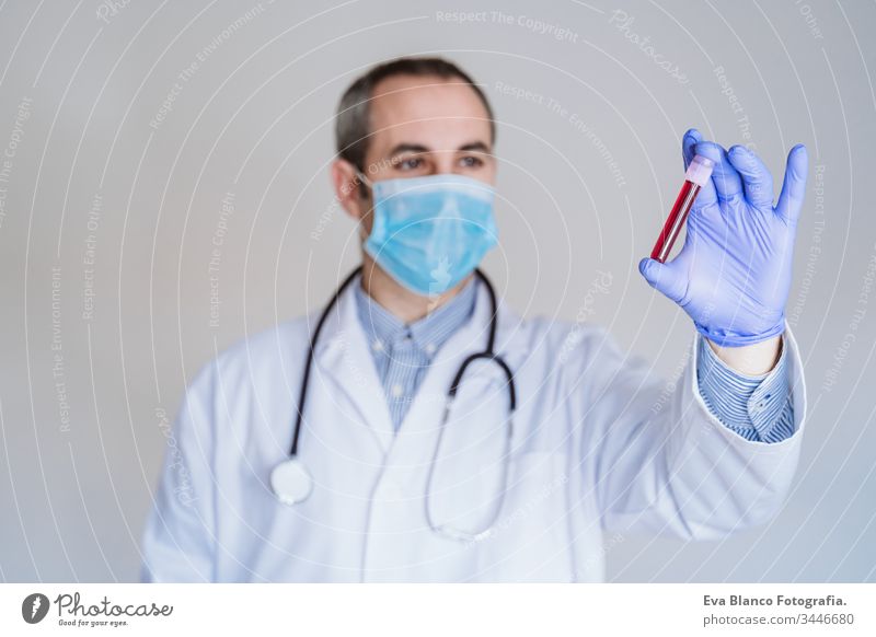 kaukasischer Arzt Mann hält Reagenzglas mit Blut für 2019-nCoV-Analyse. Chinesisches Coronavirus-Bluttestkonzept. Covid-2019 covid 2019 Prüfung Kaukasier