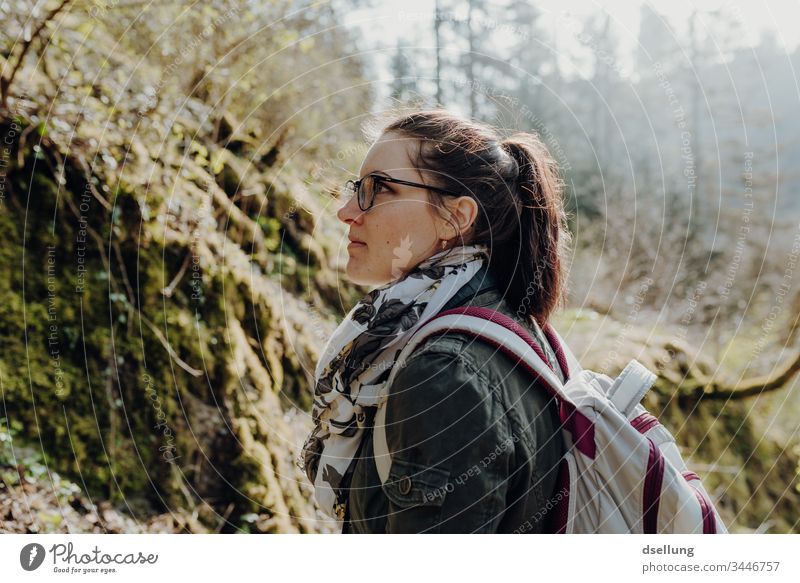 Junge Frau geht wandern im Wald Wellness Expedition Tag Ferne Camping harmonisch gehen Schatten allein Wohlgefühl Ziel Pfad Zufriedenheit Erholungsgebiet