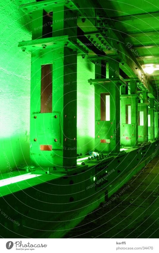 Grüne Stütze grün Licht Brücke Säule Unterführung Eisenbahn