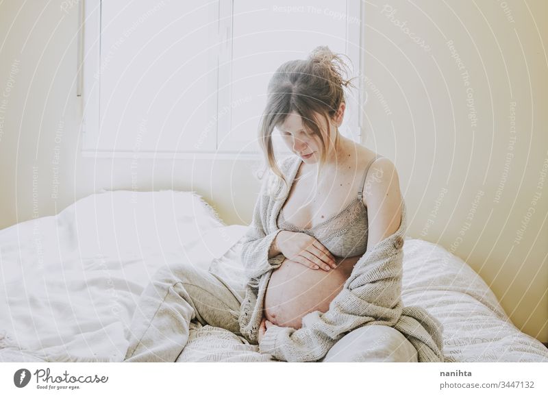 Junge schwangere Frau allein zu Hause in Quarantäne Schwangerschaft Mutter Mama vereinzelt Familie Liebe Gesundheit Pflege einsam müde Schlafstörung hübsch