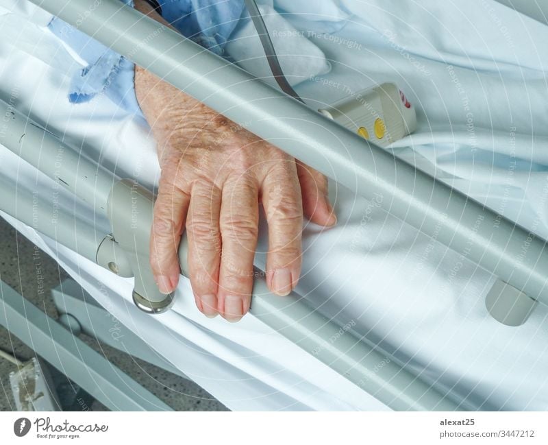 Die Hand einer älteren Frau im Krankenhaus Erwachsener gealtert Bett Pflege Klinik Konzept Kur Gerät Großmutter Gesundheit Gesundheitswesen Hilfsbereitschaft