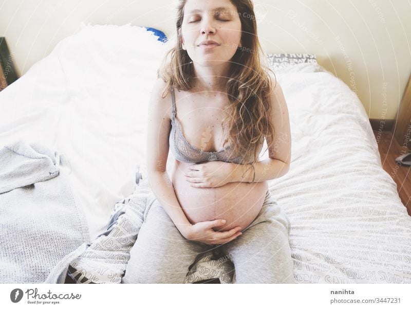 Junge schwangere Frau allein zu Hause in Quarantäne Schwangerschaft Mutter Mama vereinzelt Familie Liebe Gesundheit Pflege einsam müde Schlafstörung hübsch