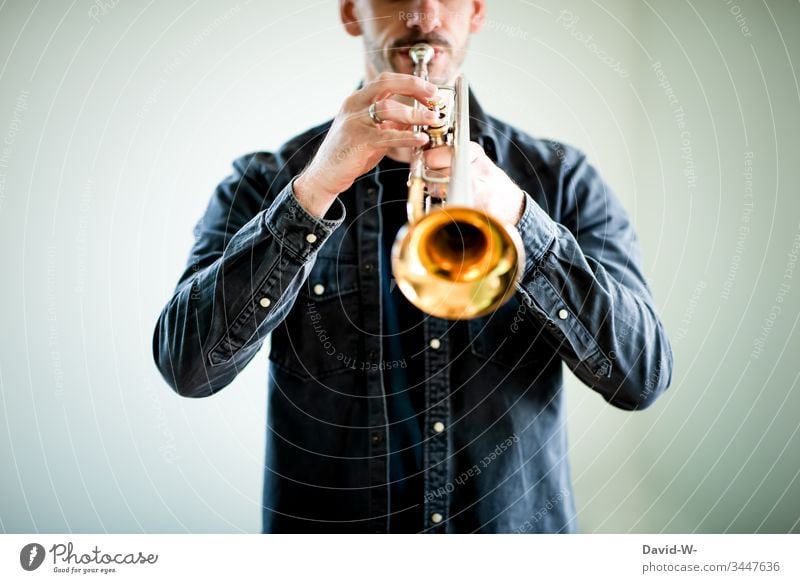 Mann spielt Trompete Instrument Spielen üben Musik musikalisch hobby spass Musikinstrument Musiker Trompeter notenständer improvisieren fleißig Textfreiraum