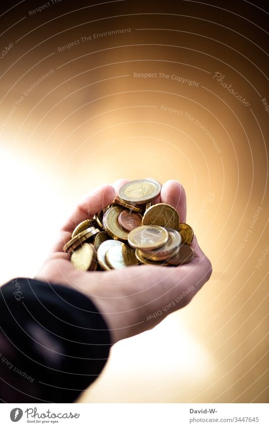 Hand mit Euromünzen Geld festhalten sparen Reichtum Bargeld Geldmünzen bezahlen Kapitalwirtschaft Armut Armutsgrenze kaufen Wirtschaft Spende € Gewicht Wert