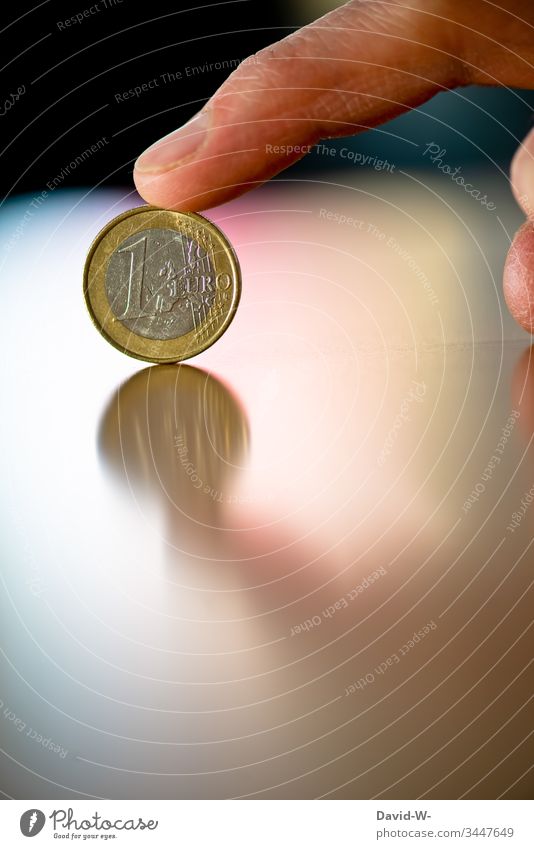 1 € ein euro Münze euromünze euromünzen Finger festhalten präsentieren Reichtum Euro Geld Kapitalwirtschaft Geldmünzen Farbfoto sparen Hand Business kaufen