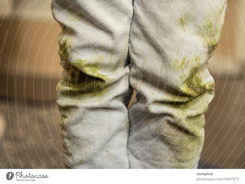 Kinderhose mit Grasflecken Hose Kleinkind dreckig schmutzig Wäsche Waschen verdreckt Fußball Erde Spielen