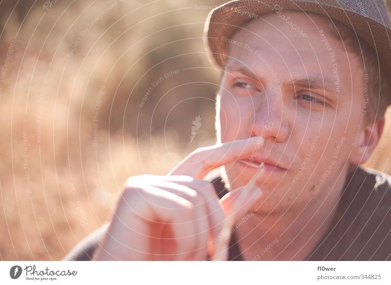 smoking awesome maskulin Junger Mann Jugendliche Erwachsene Kopf 1 Mensch 18-30 Jahre Gras Sträucher Mode Hut blond Bart Dreitagebart authentisch Coolness