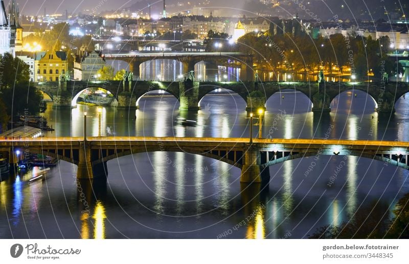 die Brücken von Prag Nachtaufnahme Panoramafoto Farbfoto wenig Farbe blau grau weiß schwarz gold grün menschenleer Brücke im Vordergrund
