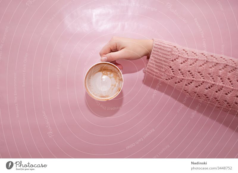 Kaffeepause Kaffeetrinken leer Leerstand allein Leere genuss Konsum Koffein Sucht pink pastell Pastellton rosa Strickpullover
