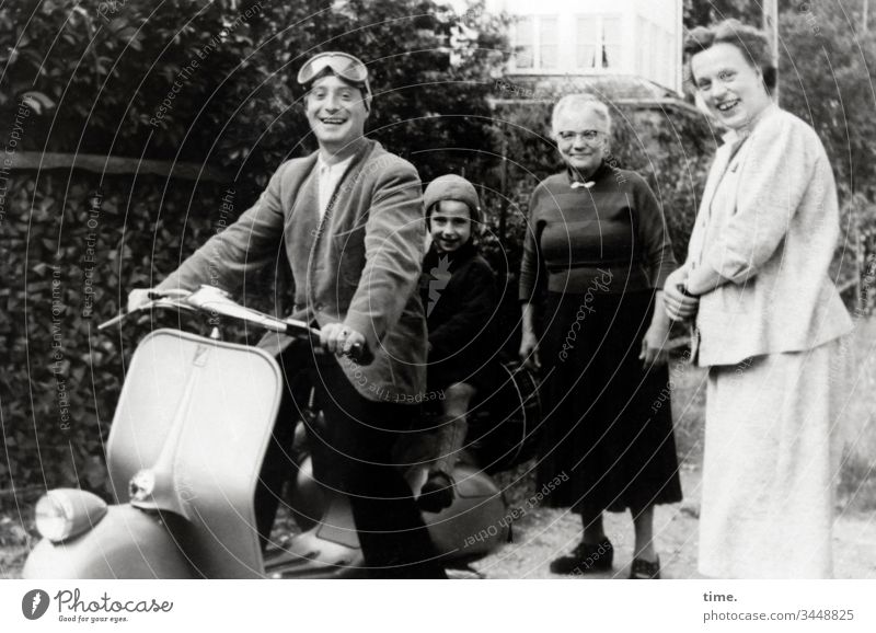 Bock 'n' Roller portrait historisch damals nostalgie halten hose unterhaltung hingabe stimmung Kleid glück roller fahrzeug freude spaß beifahrer verkehr hecke