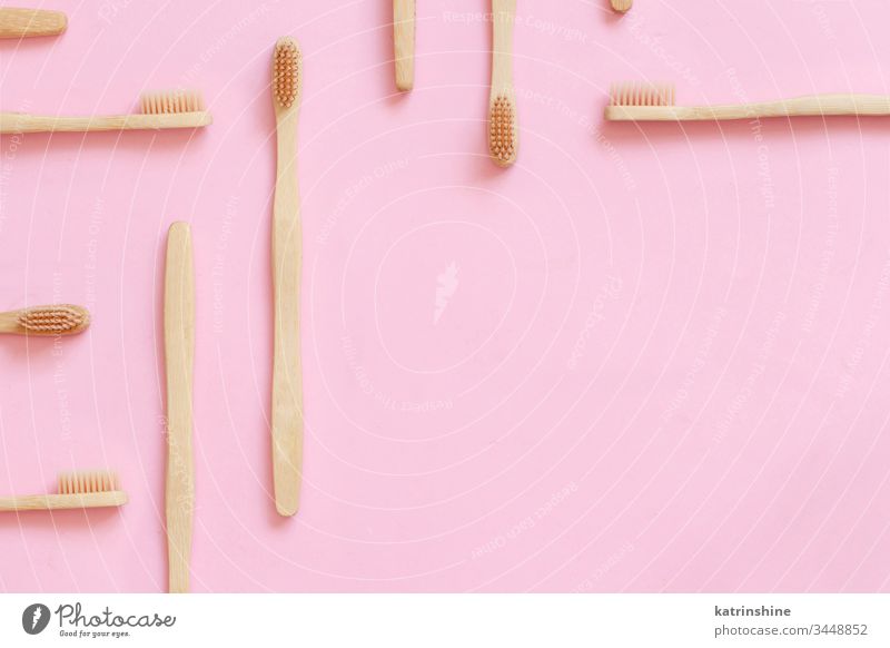 Umweltfreundliche Bambus-Zahnbürsten auf rosa Hintergrund Bürste Abfall Konzept Textfreiraum hellrosa Draufsicht keine Verschwendung Öko Gesundheit alternativ
