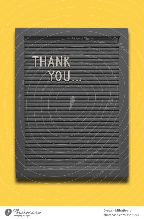 Schwarze Tafel Danke auf dem gelben Hintergrund Alphabet Ankündigung Kunst Transparente schwarz Holzplatte Borte Postkarte Zwischenablage Konzept