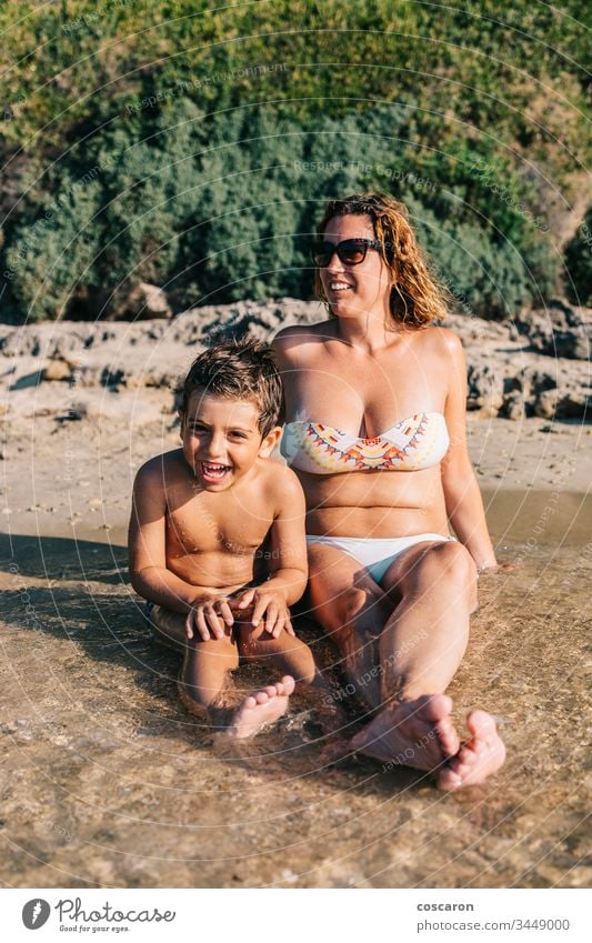 Mutter und Sohn an der Küste einer griechischen Insel aktiv Strand schön Junge Kind Kindheit Textfreiraum genießen Familie Frau Spaß lustig Brille Griechenland