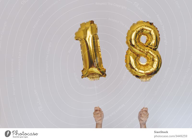 Hände halten goldene 18 Luftballons, Neujahrskonzept Jahre Ballons neu Glück vereinzelt Halt Beteiligung Wand Gold-Zahlen-Ballons Weihnachten Geburtstag weiß