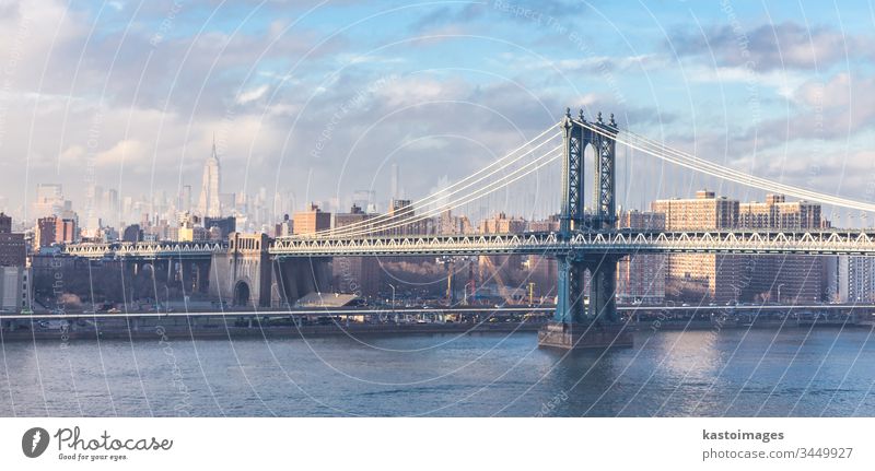 Blick auf die Williamsburg-Brücke in New York City williamsburg neu Architektur Großstadt Manhattan Fluss Himmel USA Wasser Gebäude Stadtbild