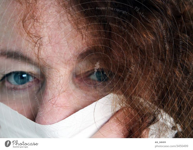 Frau mit Mundschutz im Gesicht Atemschutzmaske Virus Krankheit Coronavirus Schutz Gesundheit Grippe Infektionsgefahr Corona-Virus Pandemie COVID Ansteckend