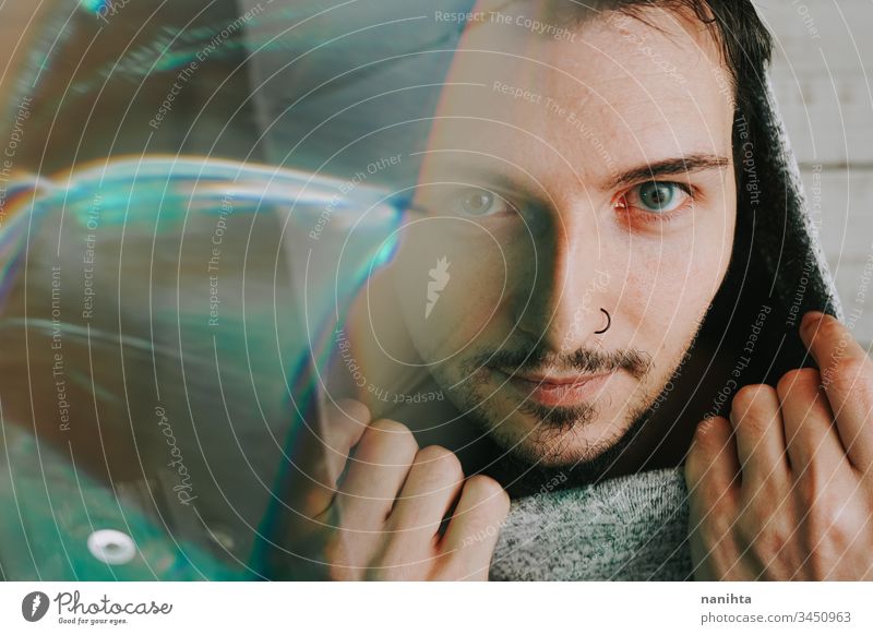 Künstlerisches und futuristisches Porträt eines attraktiven jungen Mannes Typ Gesicht Prisma Einfluss modern lässig Licht Kunst abstrakt künstlerisch