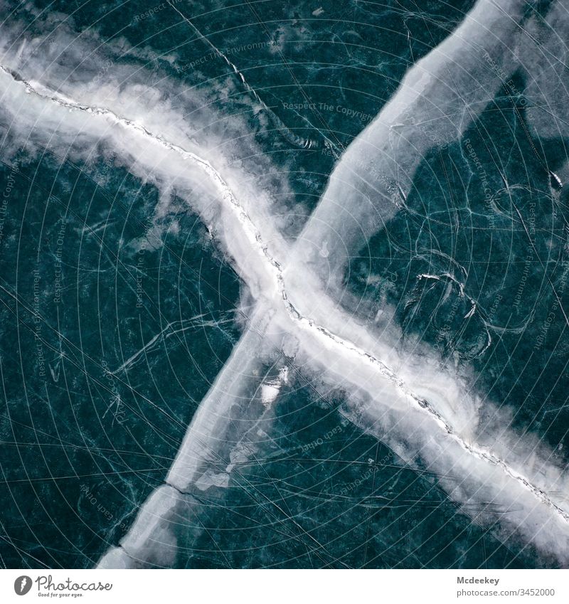 Spuren von Eisseen Schlittschuhlaufen See gefroren Eiswasser zugefrorener See Milan Skifahren kalt reschenpass Dröhnen Drohnenflug Drohnenansicht Drohnen-Bilder