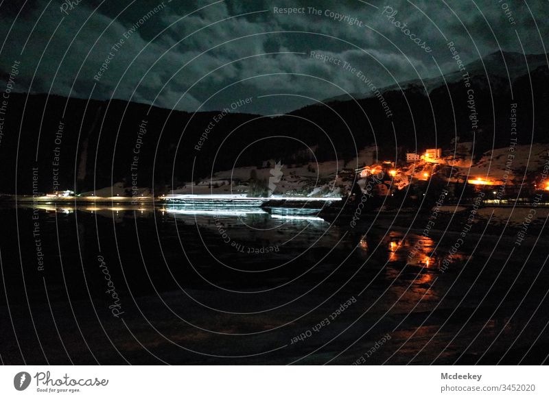 Reschensee bei Nacht Eis Schlittschuhlaufen See gefroren Eiswasser zugefrorener See Milan Skifahren kalt reschenpass Dröhnen Drohnenflug Drohnenansicht
