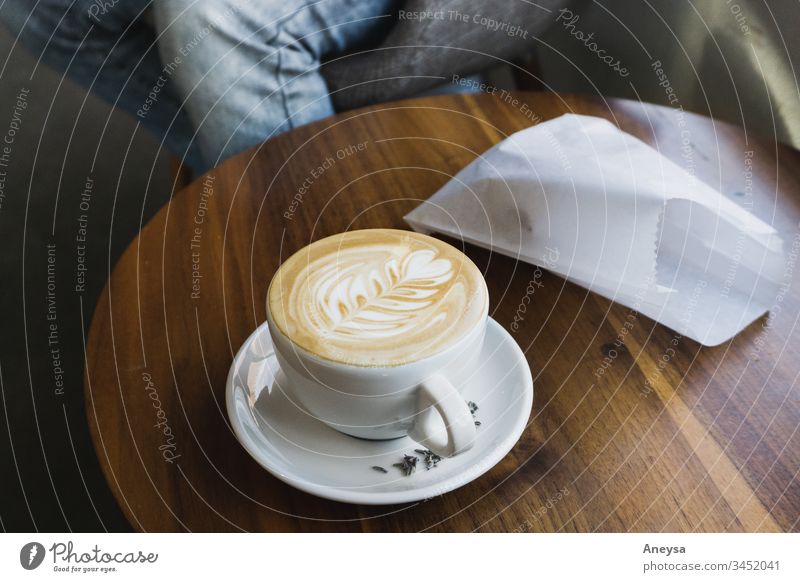 Ein Milchkaffee und Gebäck auf dem Tisch 2017-2020 erste Einfuhr Latte Latte Art Kaffee Kaffeehaus Kaffeetasse Kaffeepause Sitzung Termin & Datum Bistro