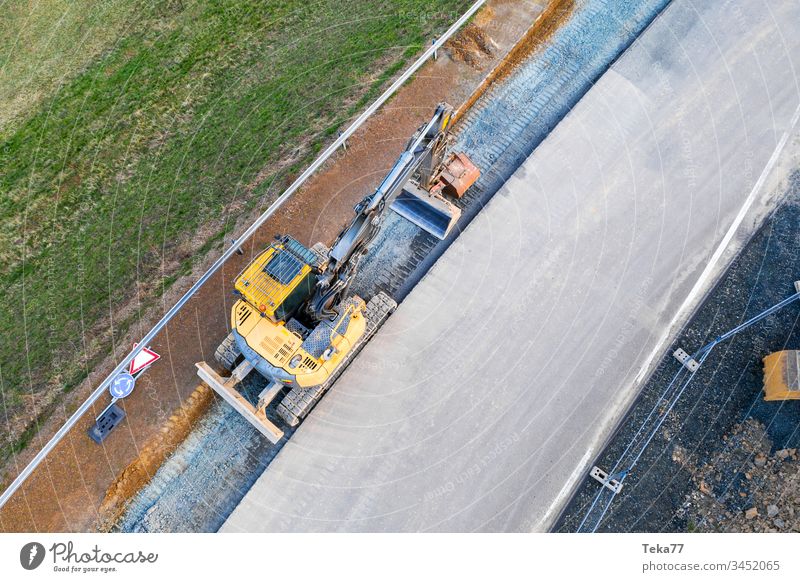 Straße wird gemacht von Oben Baustelle Strassenschild concrete grey Teer Bauwerk bauen Verkehrswege Verkehrsmittel