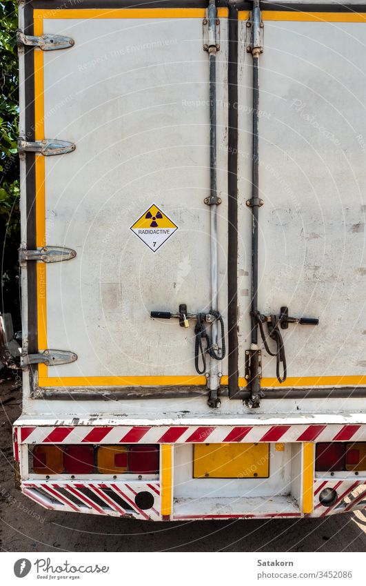 Strahlungswarnzeichen auf dem Gefahrguttransportetikett Klasse 7 am Container des Transportfahrzeugs Zeichen radioaktiv Ermahnung Lastwagen kennzeichnen Symbol