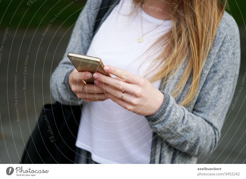 junge Frau mit Smartphone benutzend Mobile Telefon Funktelefon Zelle Mädchen Internet Person wirklich Menschen Technik & Technologie Mitteilung Lifestyle Hand