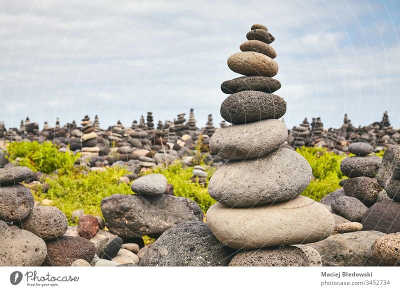 Steinhaufen am Strand, Konzept der Ausgewogenheit. Kieselsteine Stapel Gleichgewicht Natur friedlich Harmonie Meditation Lifestyle Pyramiden Ausgeglichenheit