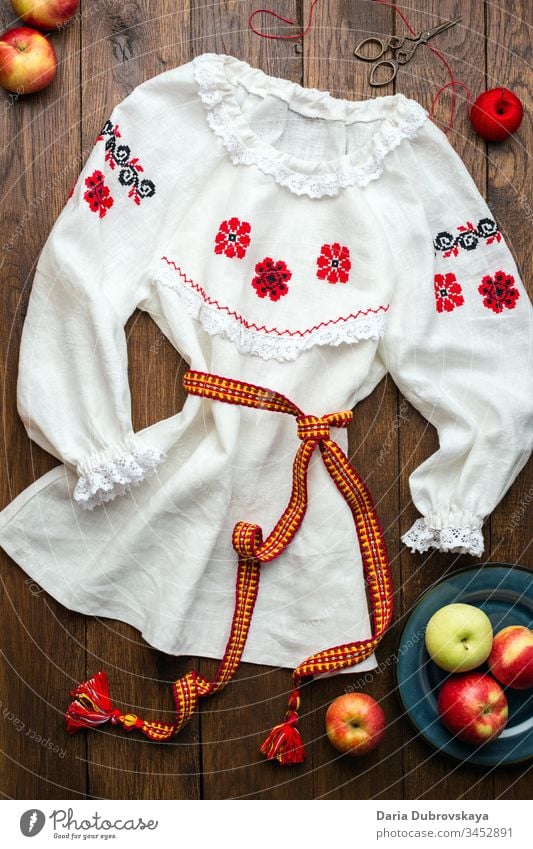 weißes Leinenhemd mit handbestickter Volksstickerei Mode Hemd Blume Kleidung Stickereien Faser selbstgemacht Hand Tradition national Design Ornament Muster