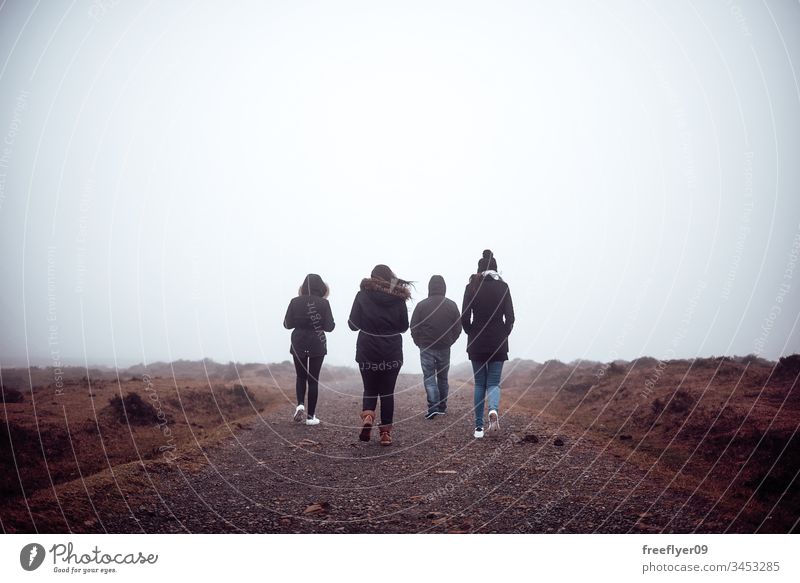 Vier Personen beim Wandern bei Nebel aktiv Hintergrund kalt copyspace Nebellandschaft vier Freunde Freundschaft Spaß Menschengruppe Glück Lifestyle im Freien