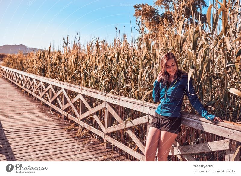 Junge Frau geht an einem Holzsteg entlang Playa Amerika Abenteuer Körper Brücke Steg Wald Freiheit Mädchen Gesundheit Landschaft landschaftlich gestaltet