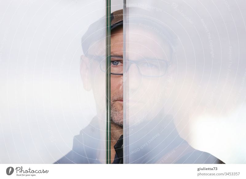 Porträt | Mann der hinter einer Glaswand steht und mich durch einen Spalt beobachtet Senior 1 Mensch 45-60 Jahre 60 und älter Brille grauhaarig Blick