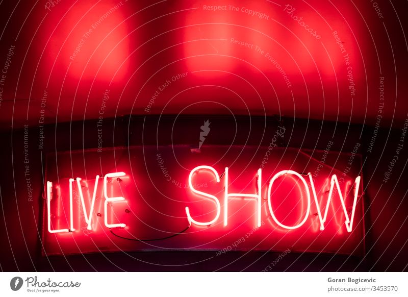 Live-Schild live zeigen Zeichen neonfarbig abstrakt hell Bar Licht Werbung Text glänzend glühend Nachtleben signalisieren kennzeichnen beleuchtet Konzept Farbe