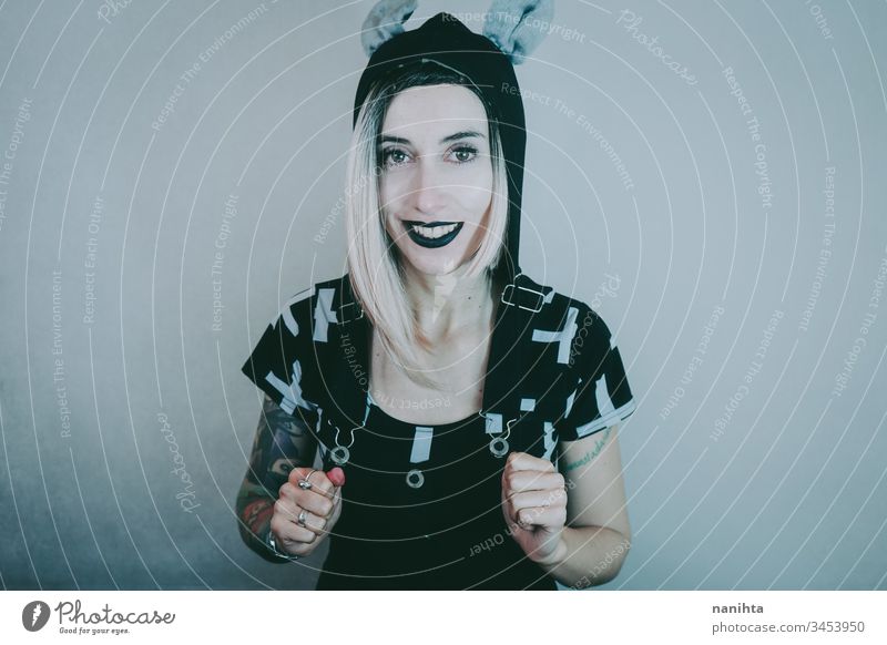 Gotisches Porträt einer jungen Frau mit kühlem Stil gothic Punk Stimmung gotisch selten anders jugendlich Felsen Emo schwarz schwarze Lippen modern lässig
