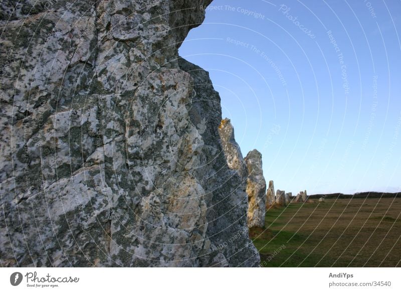 Menhir auf der Halbinsel Crozon Frankreich Bretagne Crozon Halbinsel Finistere mystisch Kelten historisch Stein blau Strukturen & Formen Bretonen Vergangenheit