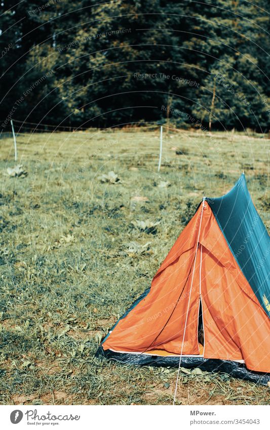 Camper Zelt zelten Camping Campingplatz Außenaufnahme Ferien & Urlaub & Reisen Abenteuer Farbfoto Tag Tourismus Sommerurlaub Erholung Ausflug Menschenleer