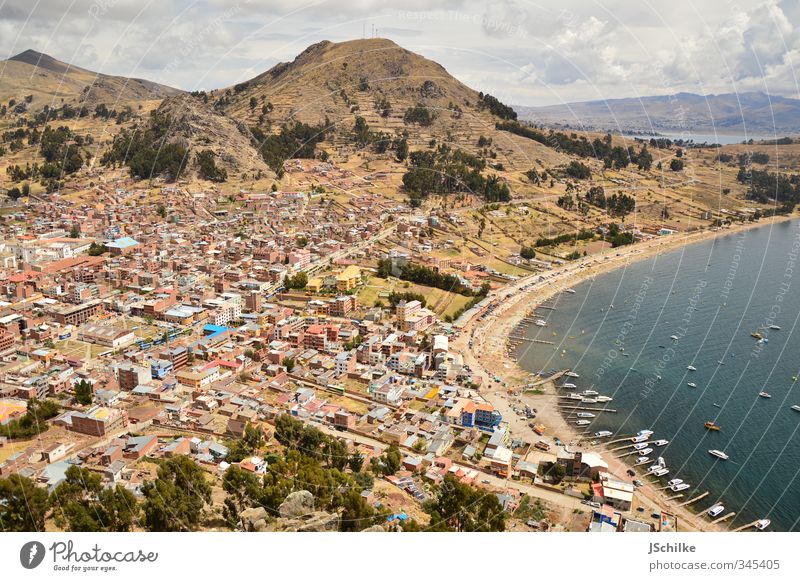 copacabana Wolken Berge u. Gebirge Seeufer Titicacasee Copacabana Bolivien Südamerika Stadt Stadtzentrum bevölkert Haus Hafen Sehenswürdigkeit Schifffahrt