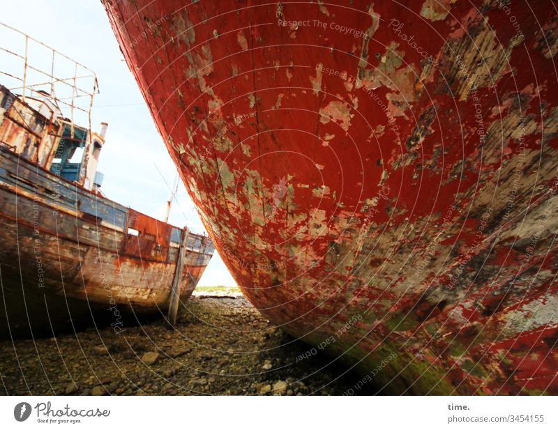 gar kein Verkehr mehr schiffswrack strand groß rot zwei schiffe steine kaputt trashig rost friedhof schiffsfriedhof holzplanken bootswand maritim