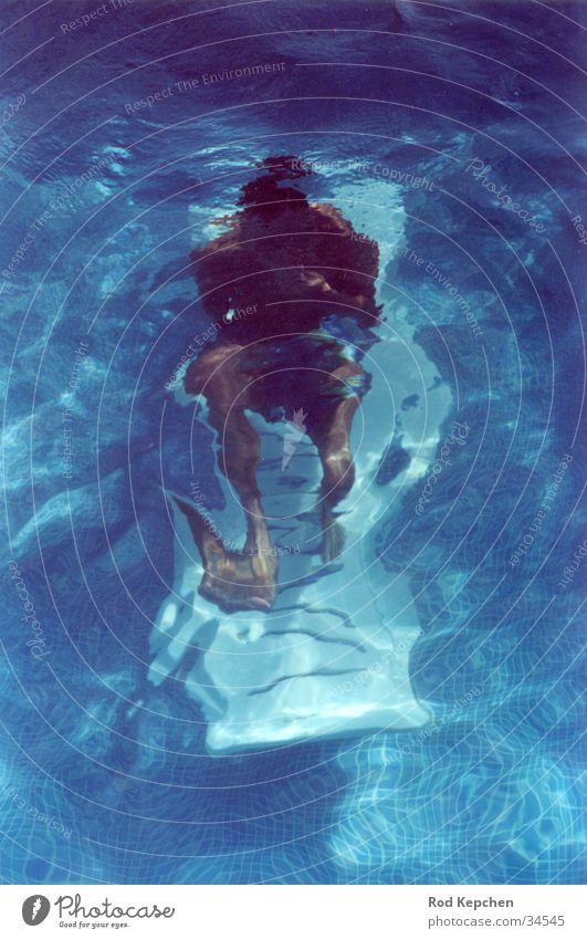 Underwater living Unterwasseraufnahme Mann Liege Sommer Meer tauchen ruhig Wasser Sonne underwater Mensch Schwimmen & Baden